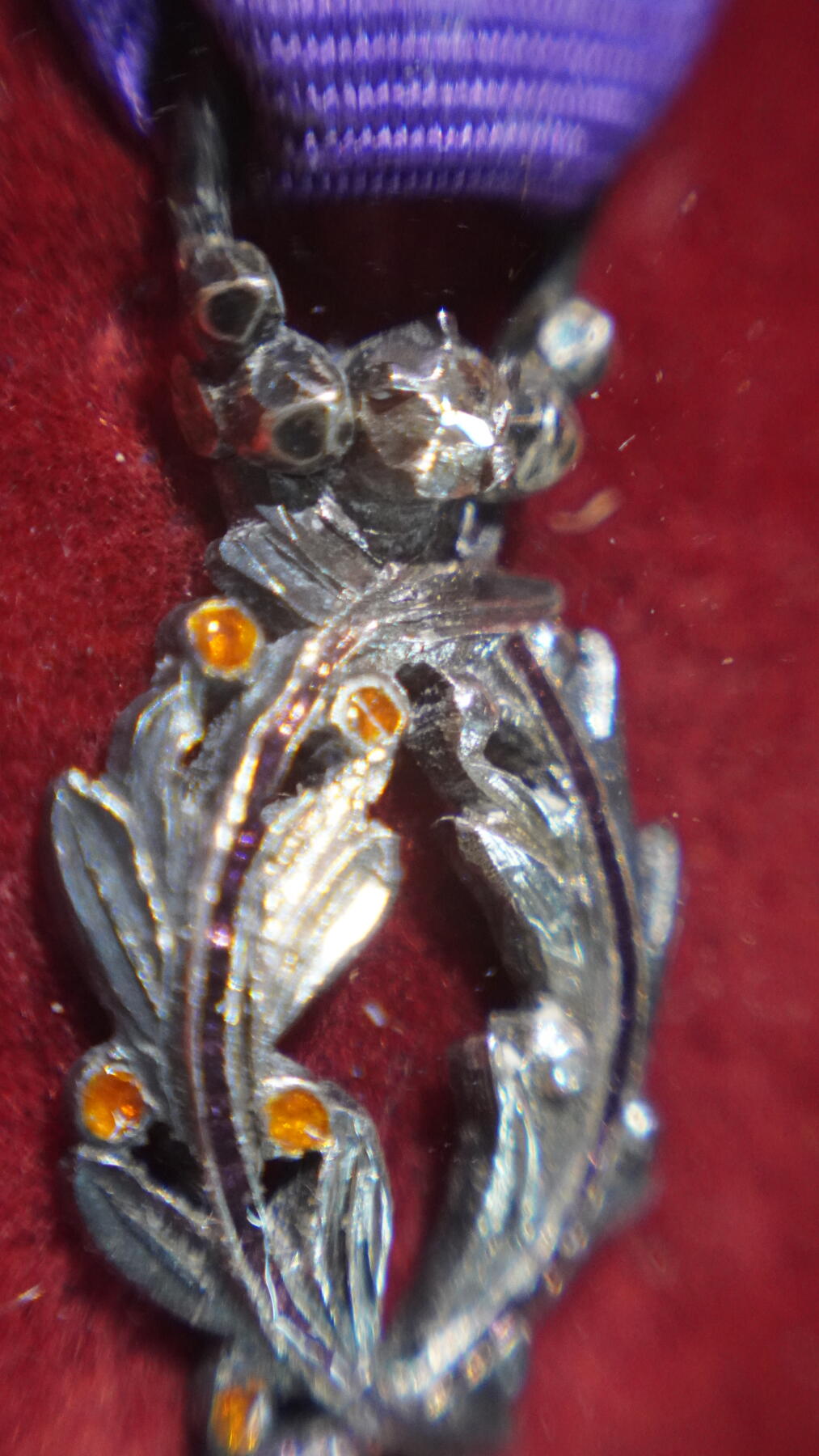 欢庆春节！戎马世界章牌大赏第111期春节大拍 法国荣誉军团珠宝商定制mini章一套，已装裱，荣誉军团勋章银制满镶钻，棕榈勋章顶部镶嵌一颗钻石，整体品相非常好