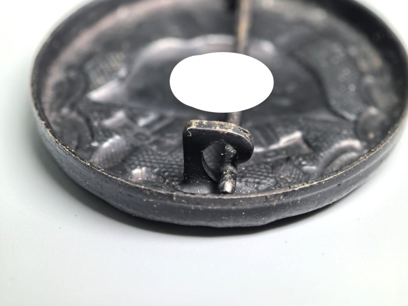 小驴勋章奖章收藏2月22日周日晚六点拍卖（珍爱和平，收藏战争，铭记历史，勿忘国耻，忠党爱国。有偿代拍，送拍规则在简介最后，参拍须阅读规则后再参拍，关系到运费包装发货时效真假辨别等关键信息，拍卖时不再发原图，看大图店主微信码在拍卖店铺介绍里） 黑色战伤奖章，铁质黑漆，背打100厂标