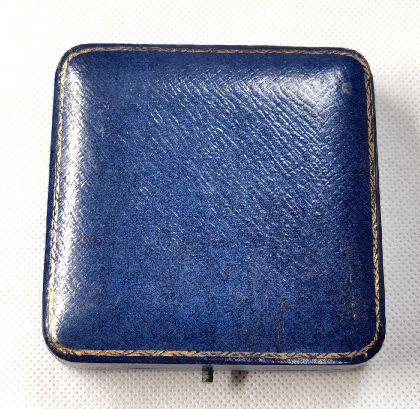 “福币呈祥”新年甄品场（直播拍卖）甄臻铺-世界币章拍卖（第50期），送拍享返佣金等优惠多多 1904年英国皇家园艺学会颁发的获奖镀金银章，直径55毫米，重70.3克，带原盒，英国皇家造币厂首席雕刻师威廉·怀恩（William Wyon）作品，模具刻制于1836年。