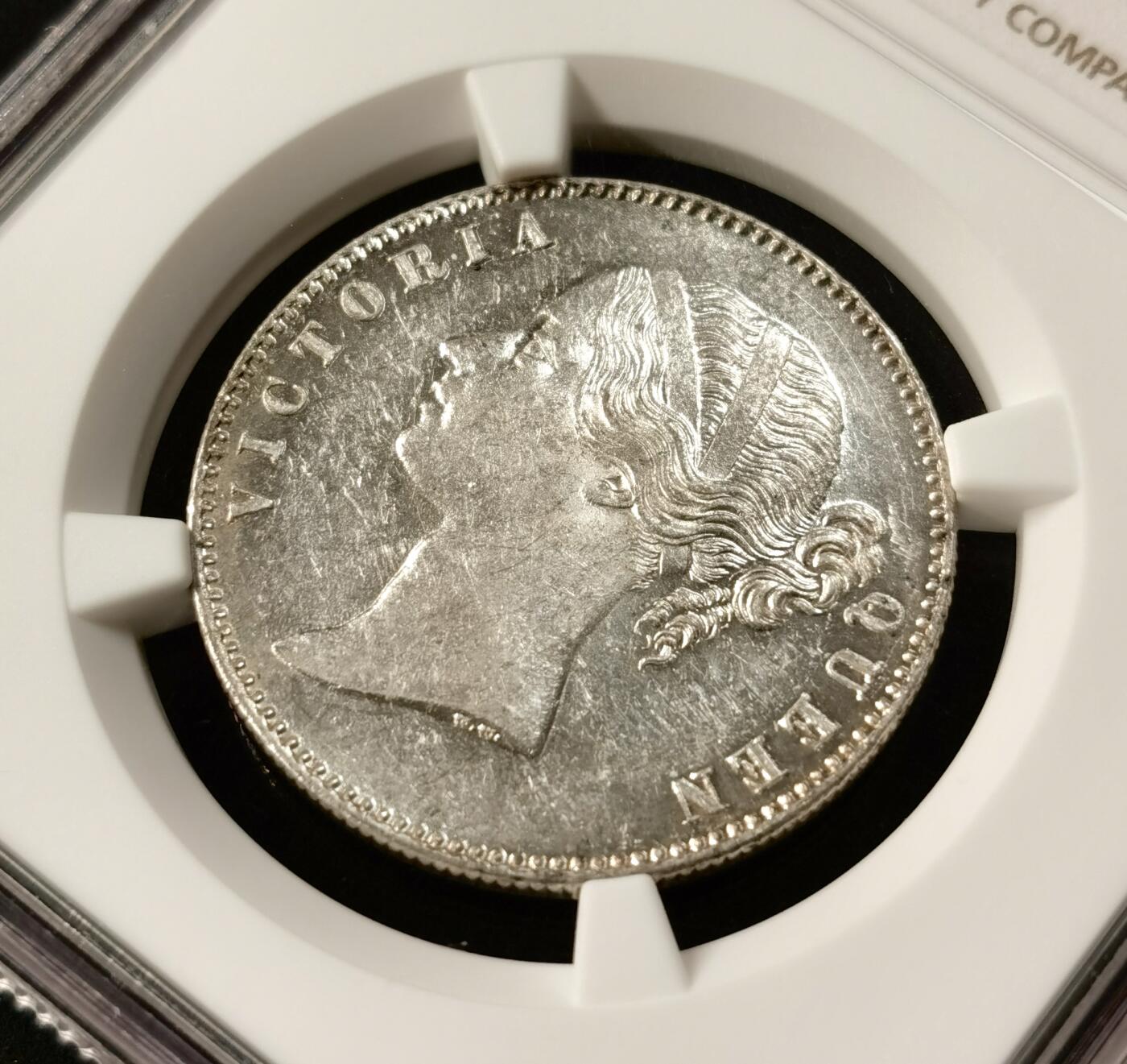 “福币呈祥”新年甄品场（直播拍卖）甄臻铺-世界币章拍卖（第50期），送拍享返佣金等优惠多多 NGC-MS62 英国殖民印度 1840年B&C 1卢比 银币 大不列颠维多利亚女王 青年小维头像值得拥有。