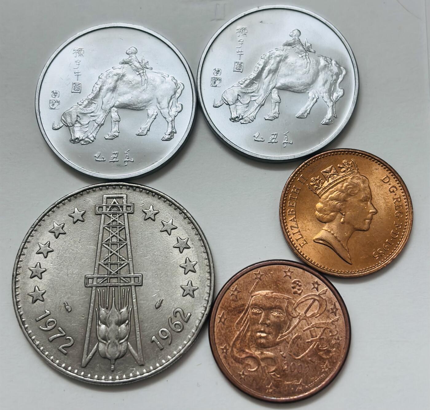 【金马踏春，泉马奔腾】2026 年新年贺岁场，（定于年初五接财神截拍）祝各位老板马到成功，马上有钱，愿岁岁平安喜乐顺遂 全新，原光品，中国 1985 年春晚联欢会纪念章 2 枚全新未使用，三枚外币原光，细节看图