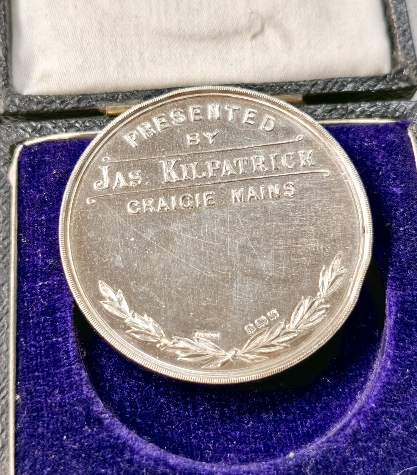 “福币呈祥”新年甄品场（直播拍卖）甄臻铺-世界币章拍卖（第50期），送拍享返佣金等优惠多多 1947年英国获奖银章，重43.2克，直径47毫米，带英国官方银标，原盒保存。