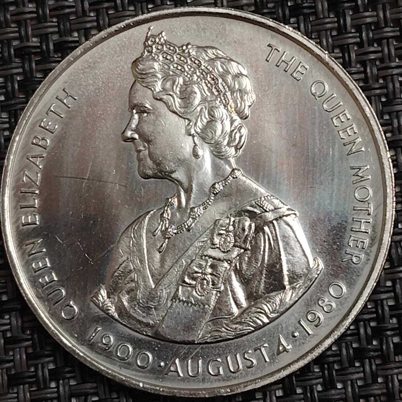 布加迪🐬～世界钱币(上海)🌾第 274 期 /  各国套币和散币 福克兰群岛🇫🇰 1980年 50便士 女王母亲80岁生日纪念