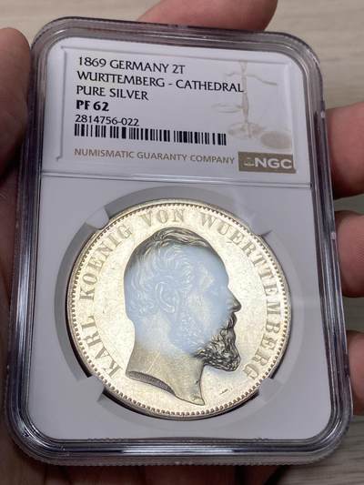 万国钱币拍卖第061期（马年首拍） NGC PR62 1869德国符腾堡乌尔姆教堂精制纯银2泰勒 999纯银版，仅制作了80枚作为王公贵族的礼物发放，由于纯银材质较软，保存极为不易。此枚浮雕感极强，满喷砂的教堂与镜面地板形成了强烈对比，一枚好品普通版本教堂已是有相当难度的存在，更不用说是仅仅1/80的1869纯银，真正的稀缺资源，顶级德邦2泰勒藏品。