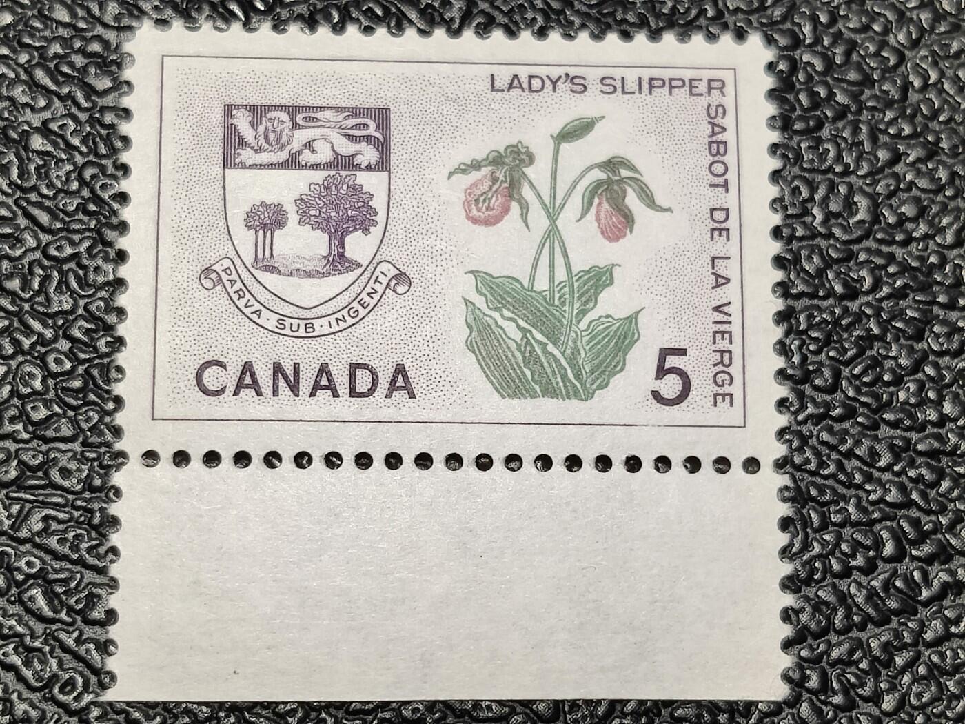 洪涛臻品批发群 精选邮票限时拍卖第1254期  加拿大1966年 兜兰与爱德华王子岛武装徽章,带边纸. 同期于中国建国初 精美雕刻版 原胶润白