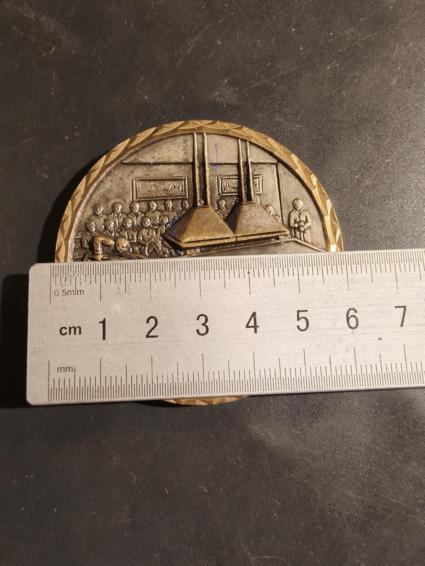 老王徽章第182期 法国台球运动纪念章    直径60mm    重量108.5g