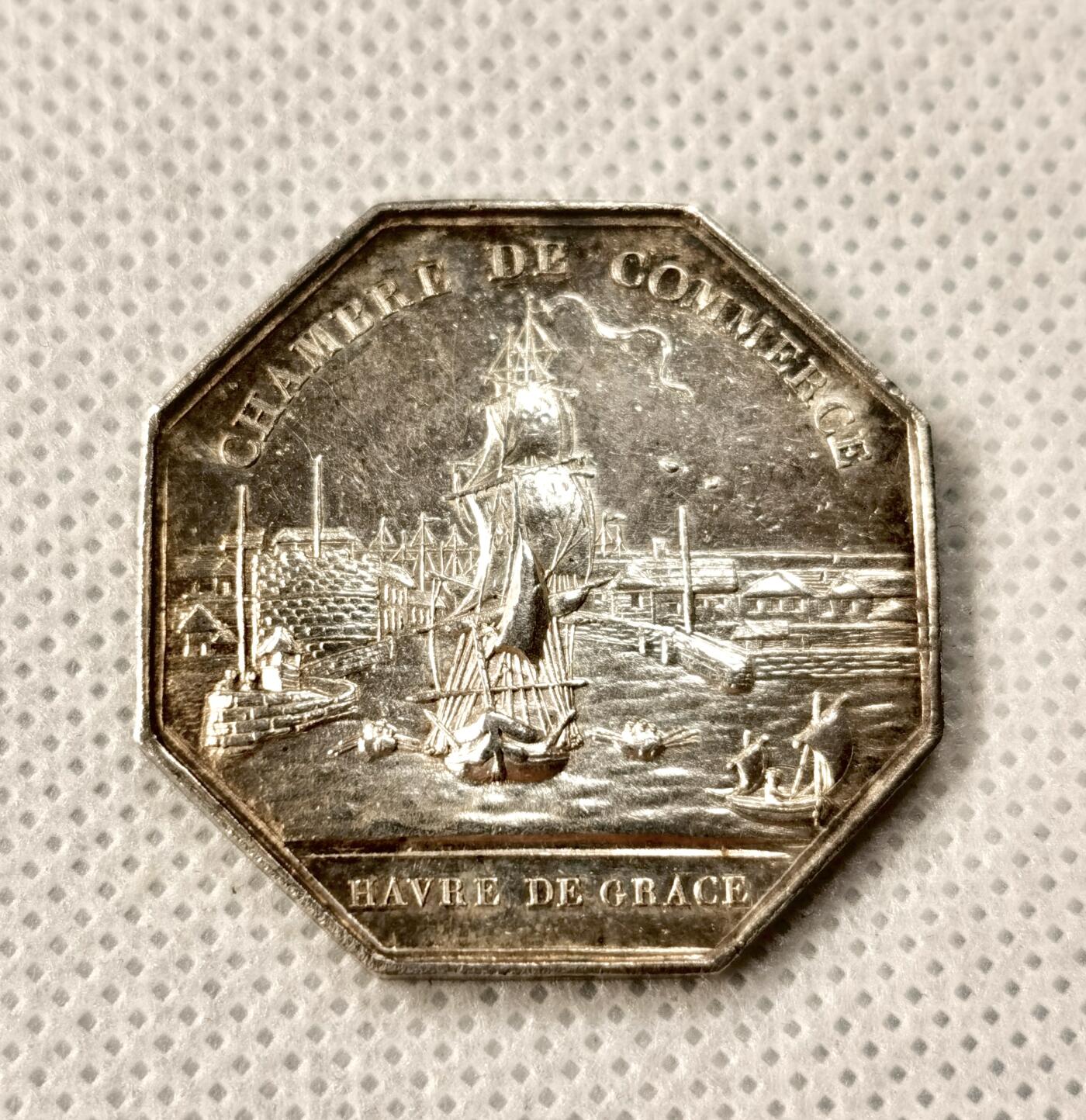 “福币呈祥”新年甄品场（直播拍卖）甄臻铺-世界币章拍卖（第50期），送拍享返佣金等优惠多多 19世纪法国路易菲利普一世银章，对边32毫米，重14克，少见品种，带稀少的油灯边铭。正面刻有路易菲利普一世头像，背面“CHAMBRE DE COMMERCE HAVRE DE GRACE”字样，船和港口图案，工艺精细，细节丰富。
