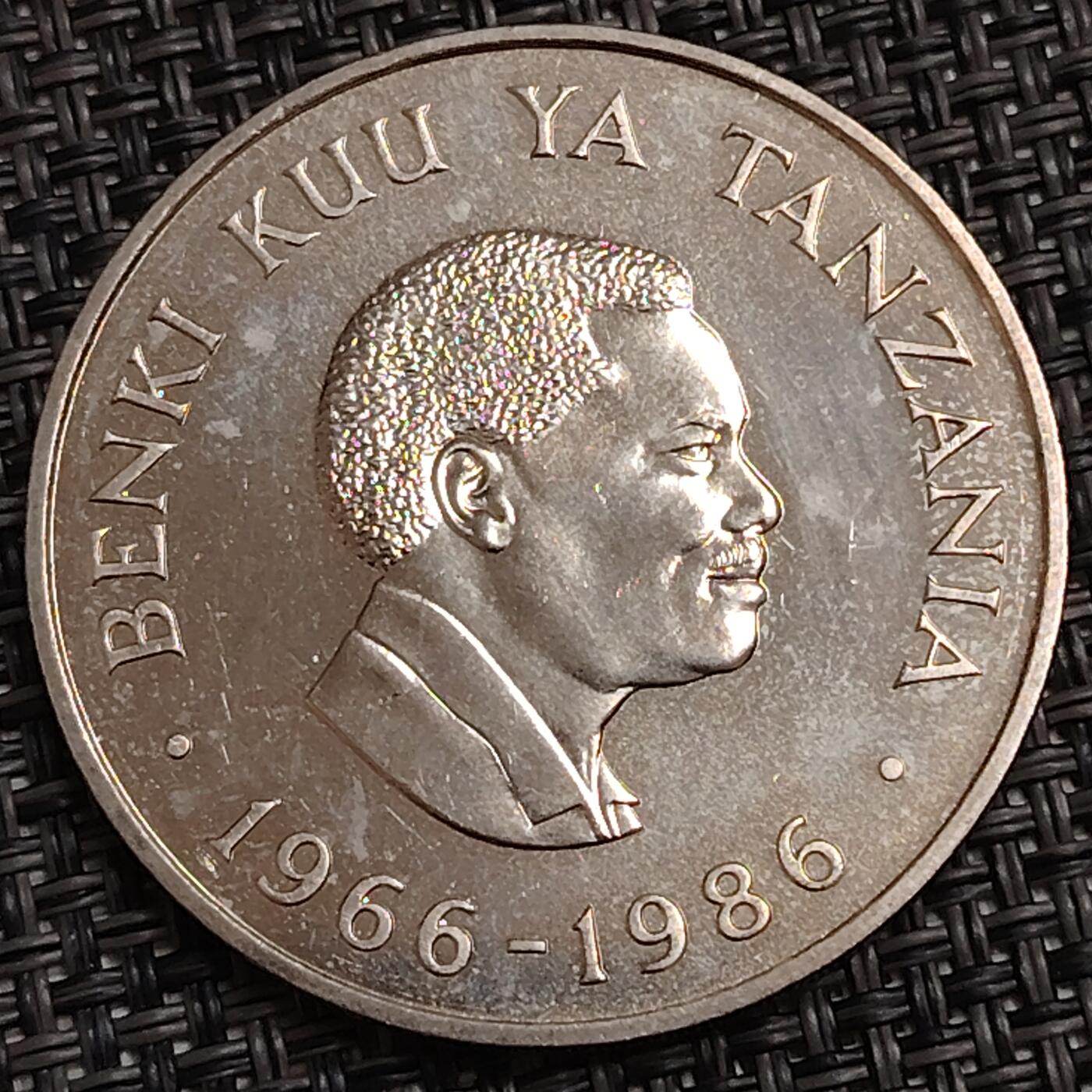 布加迪🐬～世界钱币(上海)🌾第 274 期 /  各国套币和散币 坦桑尼亚🇹🇿 1986年 20先令 中央银行成立20周年纪念