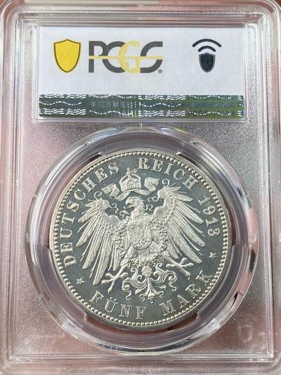 万国钱币拍卖第061期（马年首拍） PCGS PR64CAM 1913年德国汉堡自由市长翅精制5马克 银霜喷砂纯黑底板 水波纹精制镜面 经典自由市双狮邦徽 如洁白银雪一般的精制颗粒感裹身足以比肩现代币工艺的视觉享受 无法言语的极致美感 只有实物上手才能完全感受其震撼 PCGS唯二冠军分（正面骑士头盔处评级盒轻微磨损）