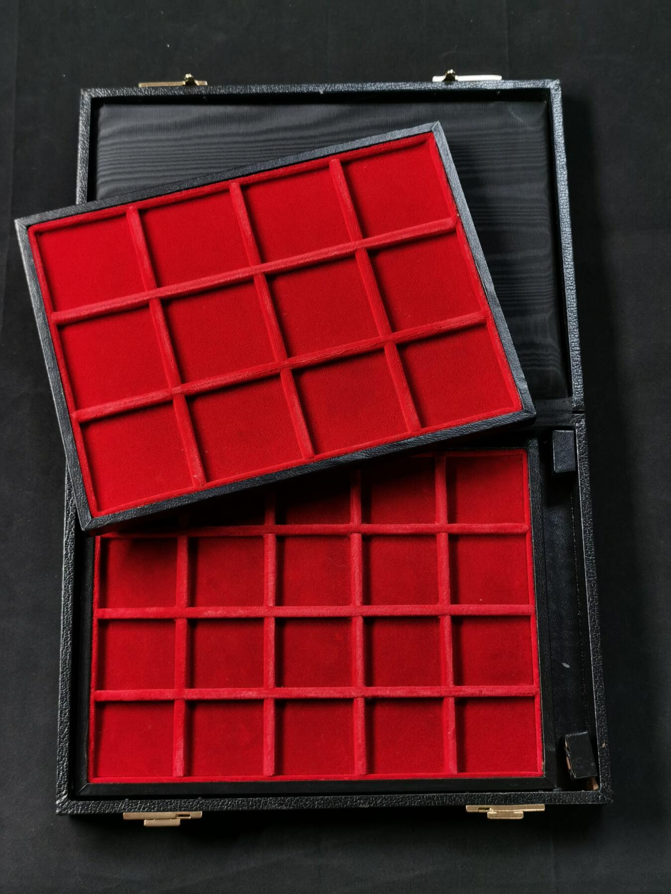 “福币呈祥”新年甄品场（直播拍卖）甄臻铺-世界币章拍卖（第50期），送拍享返佣金等优惠多多 意大利Abafil钱币收纳盒，钱币收纳中的奢侈品，内有两层托盘  九成新