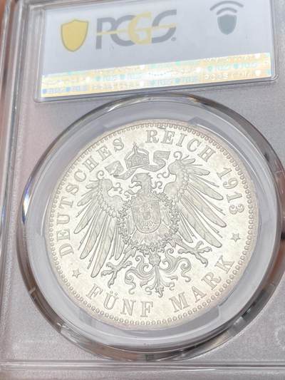 万国钱币拍卖第061期（马年首拍） PCGS PR64CAM 1913年德国汉堡自由市长翅精制5马克 银霜喷砂纯黑底板 水波纹精制镜面 经典自由市双狮邦徽 如洁白银雪一般的精制颗粒感裹身足以比肩现代币工艺的视觉享受 无法言语的极致美感 只有实物上手才能完全感受其震撼 PCGS唯二冠军分（正面骑士头盔处评级盒轻微磨损）