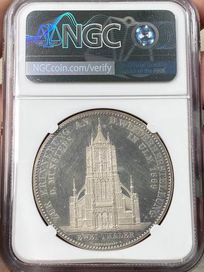 万国钱币拍卖第061期（马年首拍） NGC PR62 1869德国符腾堡乌尔姆教堂精制纯银2泰勒 999纯银版，仅制作了80枚作为王公贵族的礼物发放，由于纯银材质较软，保存极为不易。此枚浮雕感极强，满喷砂的教堂与镜面地板形成了强烈对比，一枚好品普通版本教堂已是有相当难度的存在，更不用说是仅仅1/80的1869纯银，真正的稀缺资源，顶级德邦2泰勒藏品。
