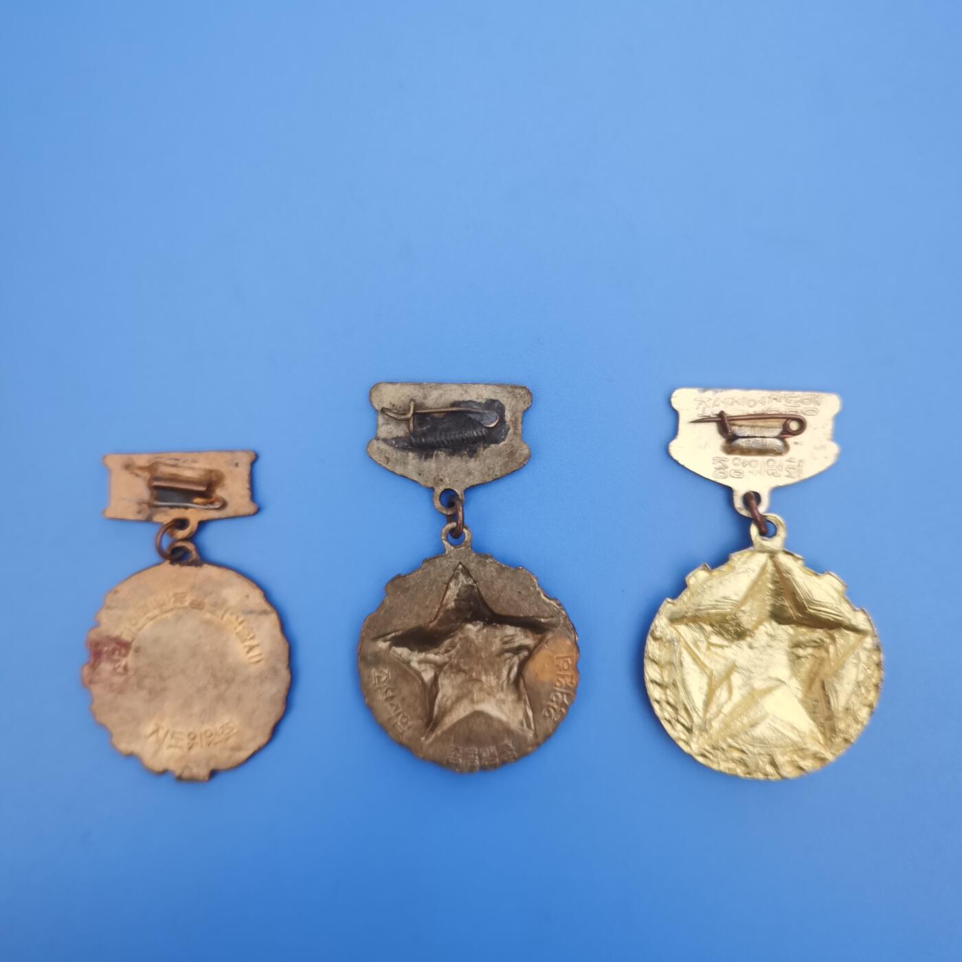 苏联朝鲜奖章收藏  朝鲜老徽章一组3个同出