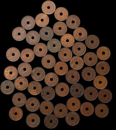 修遠堂世界钱币第105期，马年首拍 - 丹麦中孔2欧尔铜币50枚，1927-1940年