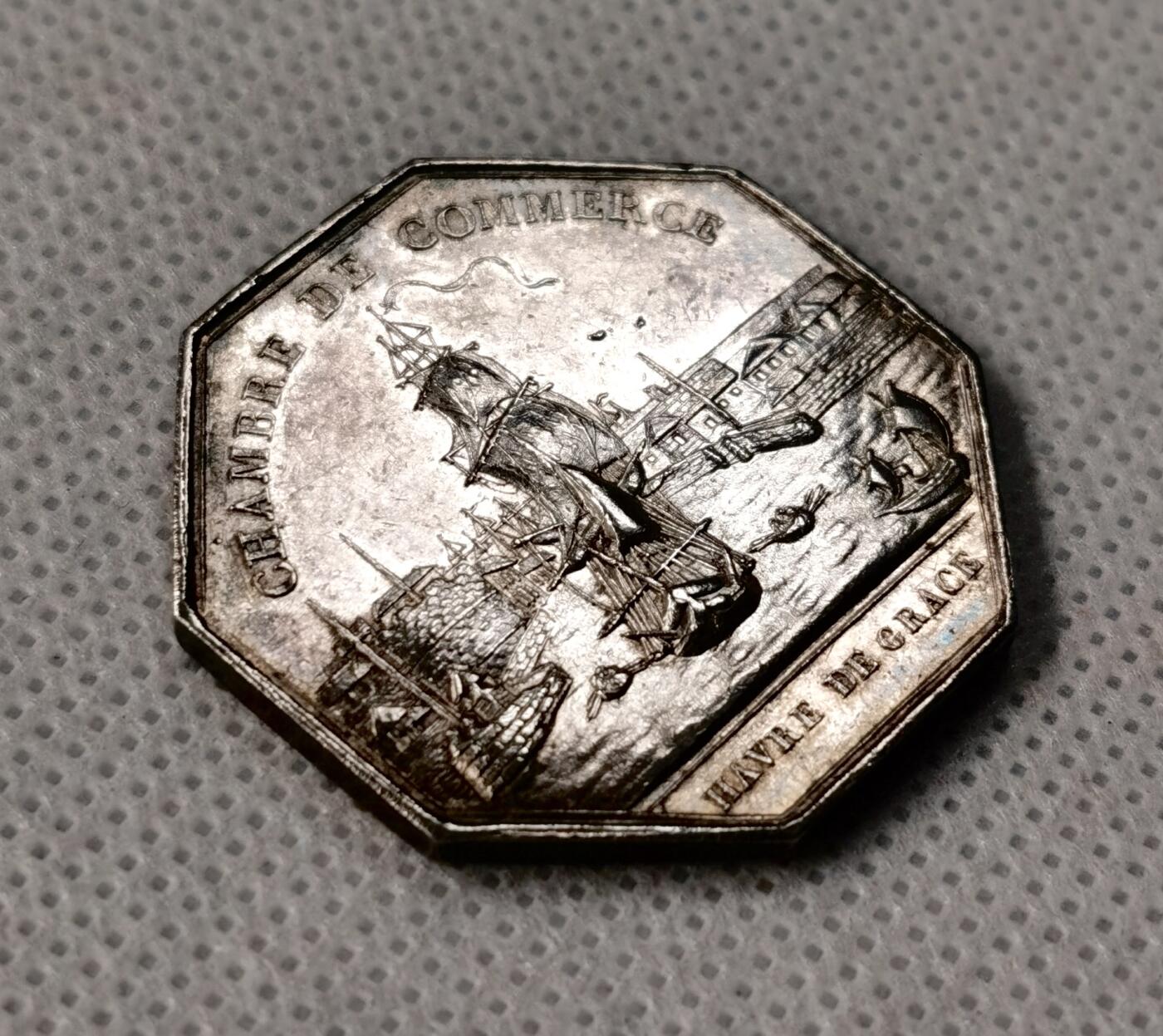 “福币呈祥”新年甄品场（直播拍卖）甄臻铺-世界币章拍卖（第50期），送拍享返佣金等优惠多多 19世纪法国路易菲利普一世银章，对边32毫米，重14克，少见品种，带稀少的油灯边铭。正面刻有路易菲利普一世头像，背面“CHAMBRE DE COMMERCE HAVRE DE GRACE”字样，船和港口图案，工艺精细，细节丰富。