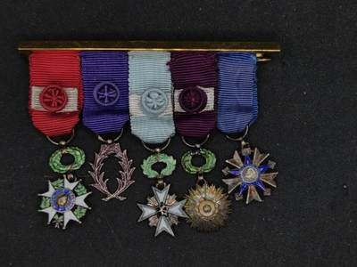 凯旋世界勋赏（持续上新中）（第22期新年大拍）（欢迎送拍）（对拍品有疑问请询问客服，不接受到手刀，出价默认拍品品相。请认真阅读拍卖规则！出价默认已认可！）（收到货请录制开箱视频，无视频概不处理问题。） - 法国荣誉军团勋章指挥官联排，荣誉军团指挥官，军官级棕榈叶，黑星指挥官级，秘鲁太阳勋章，法国公共卫生勋章。全银制珠宝商