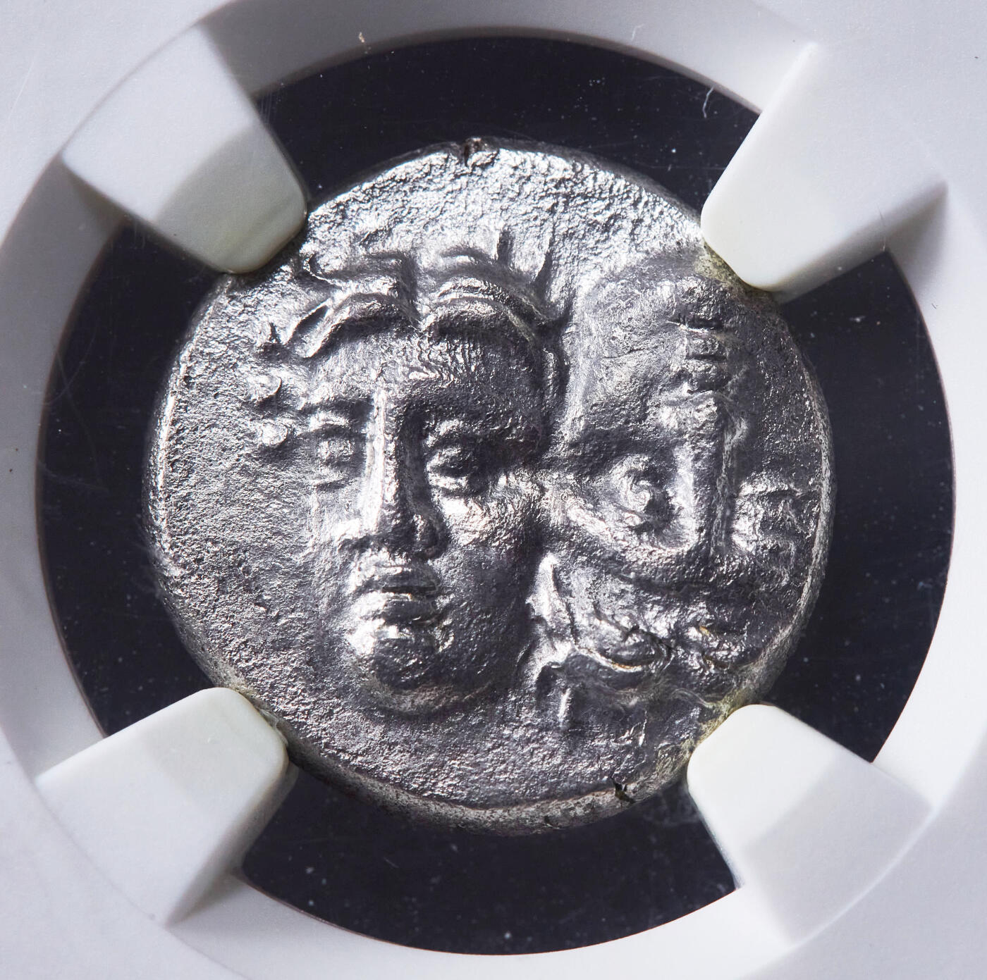 【俄甄集藏】马年新春第一拍 2026年(048)02-25星期三 晚 19:30 全场包邮 古希腊莫西亚伊斯特罗斯城公元前4世纪双子座1德拉克马银币，NGC XF，正面是代表双子座的一正一倒两男孩头像，背面鹰啄食海豚，上方币文：“伊斯特罗斯”，直径：17mm，少见品种，底光犹存