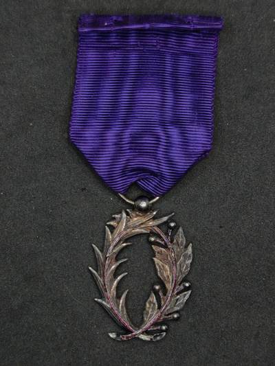 凯旋世界勋赏（第22期新年大拍）（欢迎送拍）（对拍品有疑问请询问客服，不接受到手刀，出价默认拍品品相。请认真阅读拍卖规则！出价默认已认可！）（收到货请录制开箱视频，无视频概不处理问题。） - 法国棕榈叶勋章 银12g