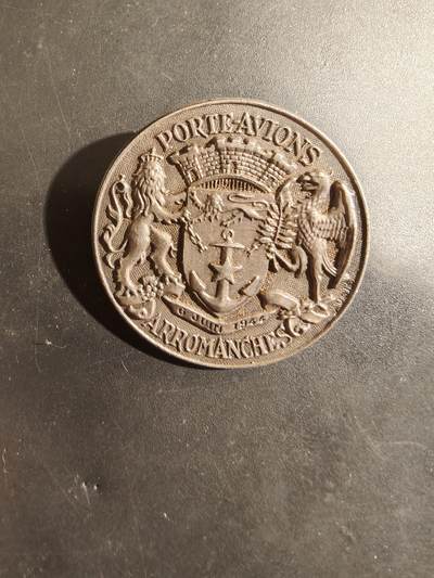 老王徽章第182期 - 法国海军阿罗芒什号航空母舰证章    该舰原为英国皇家海军“巨人”级轻型航母的首舰“巨人”号，1946年转入法国海军，命名为“阿罗芒什”号，旨在纪念诺曼底战役中盟军的关键登陆地点‌。‌‌