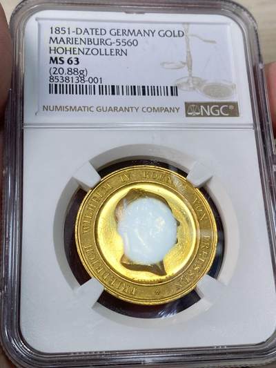 万国钱币拍卖第061期（马年首拍） NGC MS63 1851年德国霍亨索伦王室向普鲁士效忠纪念金章 1849年霍亨索伦-锡格马林根-黑兴根自愿放弃主权 宣誓效忠普鲁士 1850年三方皇室在霍亨索伦城堡举行领地世袭效忠仪式 威廉四世在仪式上将此章作为皇室赠礼赠送给相关成员 金质仅制作34枚 且其中有22枚作为通用版赠送 12枚作为国王荣誉礼赠 此种等级的金质品种在整个普鲁士章牌中都是翘楚般的存在 世间罕有的馆藏级古典艺术章牌藏品