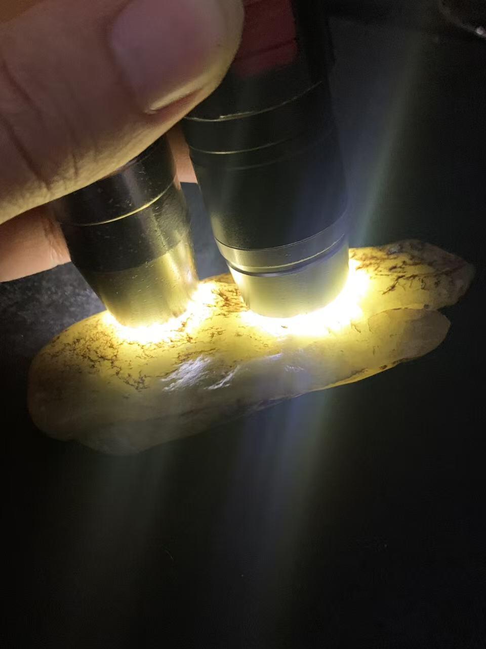 新疆戈壁风化纹和田玉青玉原石一颗，