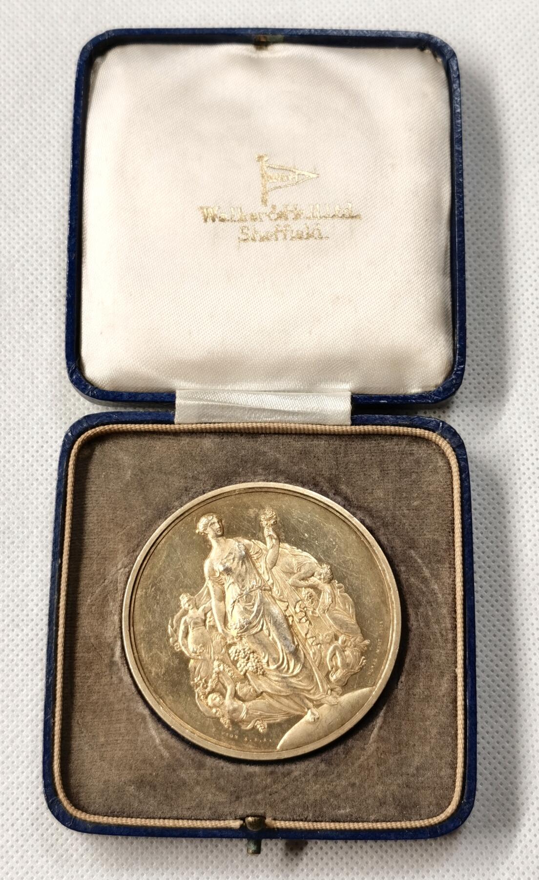 “福币呈祥”新年甄品场（直播拍卖）甄臻铺-世界币章拍卖（第50期），送拍享返佣金等优惠多多 1904年英国皇家园艺学会颁发的获奖镀金银章，直径55毫米，重70.3克，带原盒，英国皇家造币厂首席雕刻师威廉·怀恩（William Wyon）作品，模具刻制于1836年。