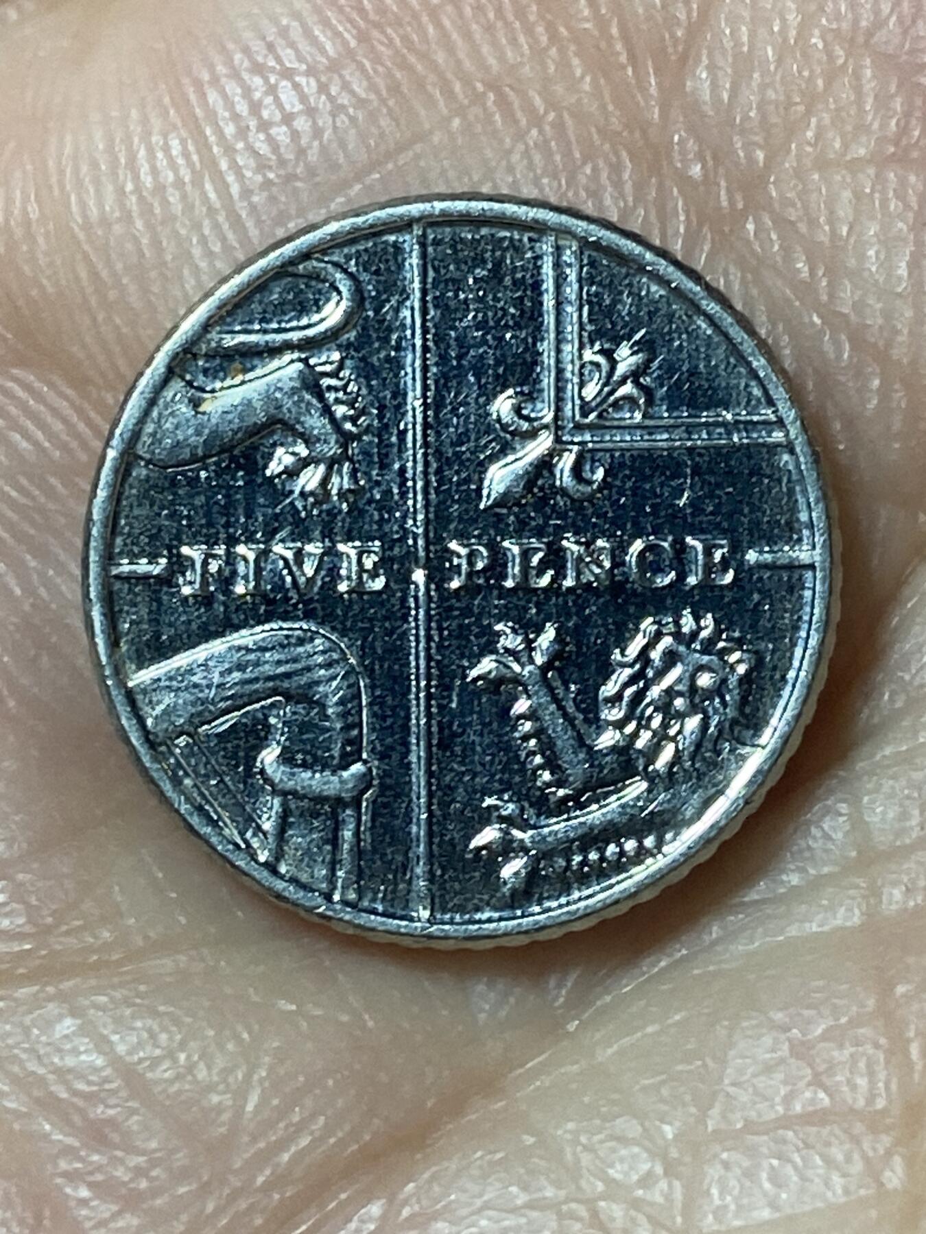 2026年第二十四场(总第一百九十三场）外国好品散币场(免佣金) 英国🇬🇧2015年5便士(伊丽莎白二世老年，盾徽拼图第二套)