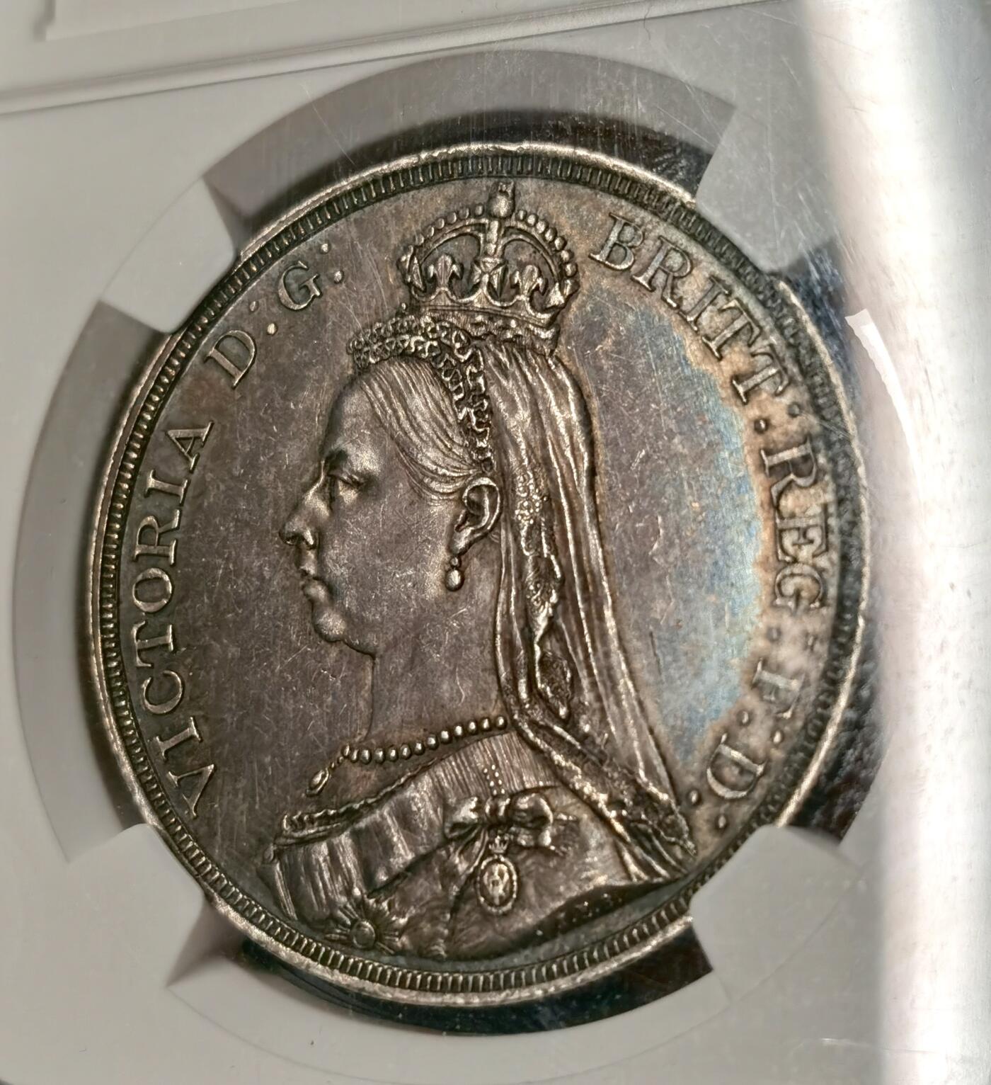 “福币呈祥”新年甄品场（直播拍卖）甄臻铺-世界币章拍卖（第50期），送拍享返佣金等优惠多多 NGC-MS62 英国1887年维多利亚高冠马剑，包浆完美厚重光润，镜面底板透原光