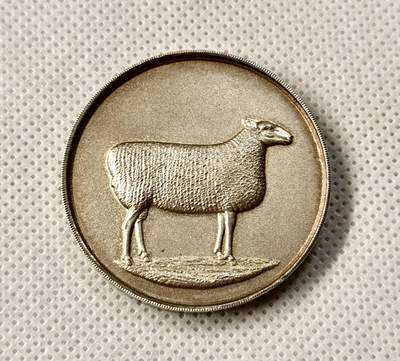 “福币呈祥”新年甄品场（直播拍卖）甄臻铺-世界币章拍卖（第50期），送拍享返佣金等优惠多多 - 1938年英国莱斯特羊品种奖章，纯银材质，直径38.4毫米，重26.6克，边缘有一处很轻的压痕其余完美。正面是莱斯特羊图案，背面刻有“Society of Border Leicester Sheep Breeders”字样及获奖信息，1938年颁发给Robert Howie，获奖作品为“Best Exhibit”（最佳展示）