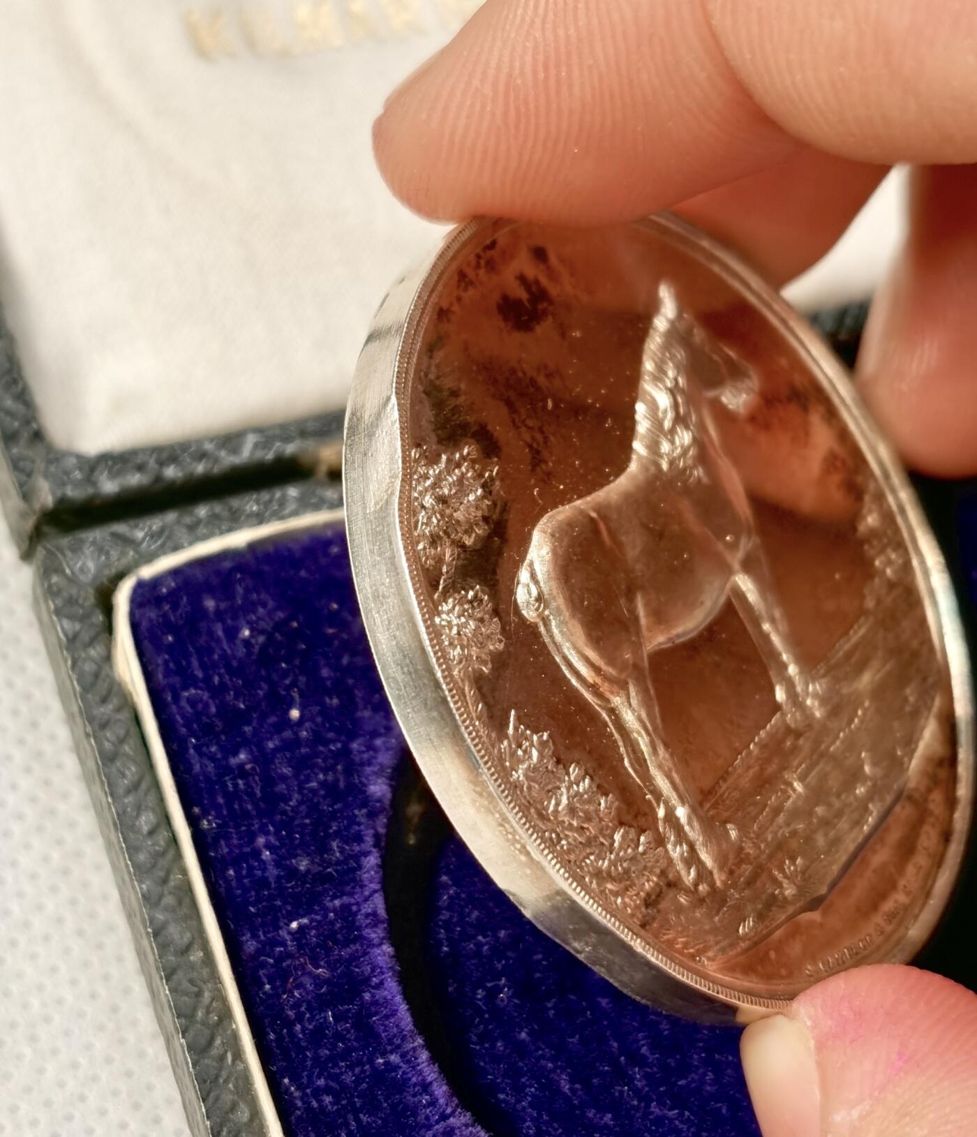 “福币呈祥”新年甄品场（直播拍卖）甄臻铺-世界币章拍卖（第50期），送拍享返佣金等优惠多多 1947年英国获奖银章，重43.2克，直径47毫米，带英国官方银标，原盒保存。