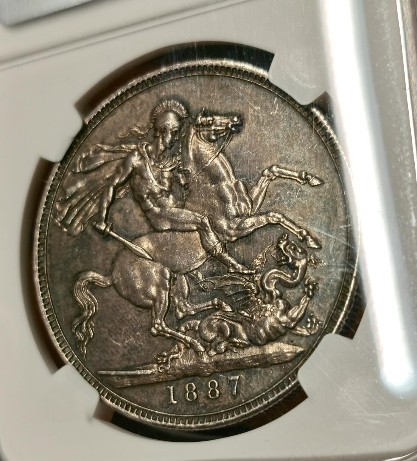 “福币呈祥”新年甄品场（直播拍卖）甄臻铺-世界币章拍卖（第50期），送拍享返佣金等优惠多多 NGC-MS62 英国1887年维多利亚高冠马剑，包浆完美厚重光润，镜面底板透原光