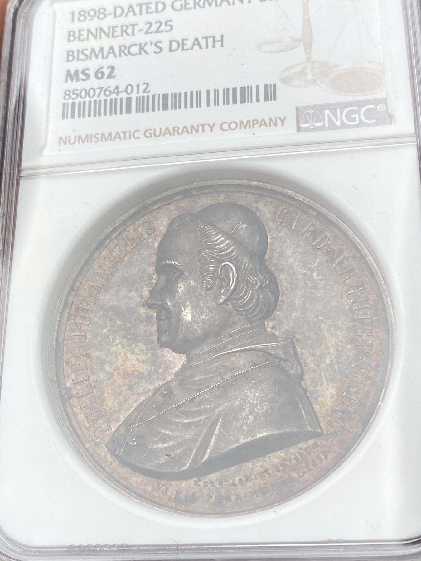 万国钱币拍卖第061期（马年首拍） NGC MS62 1863年梵蒂冈教皇国庇护九世纪念菲利波·德安杰利斯红衣主教在都灵的流放与被囚禁大 目录标注RR珍稀品种 背面拟人化的教皇国女神站在雄狮面前 完全不输“安娜与狮子”的顶级设计感 高浮雕极美孔雀蓝与晚霞彩渐变式七彩包浆 顶级收藏级品质 NGC标签错标为俾斯麦逝世