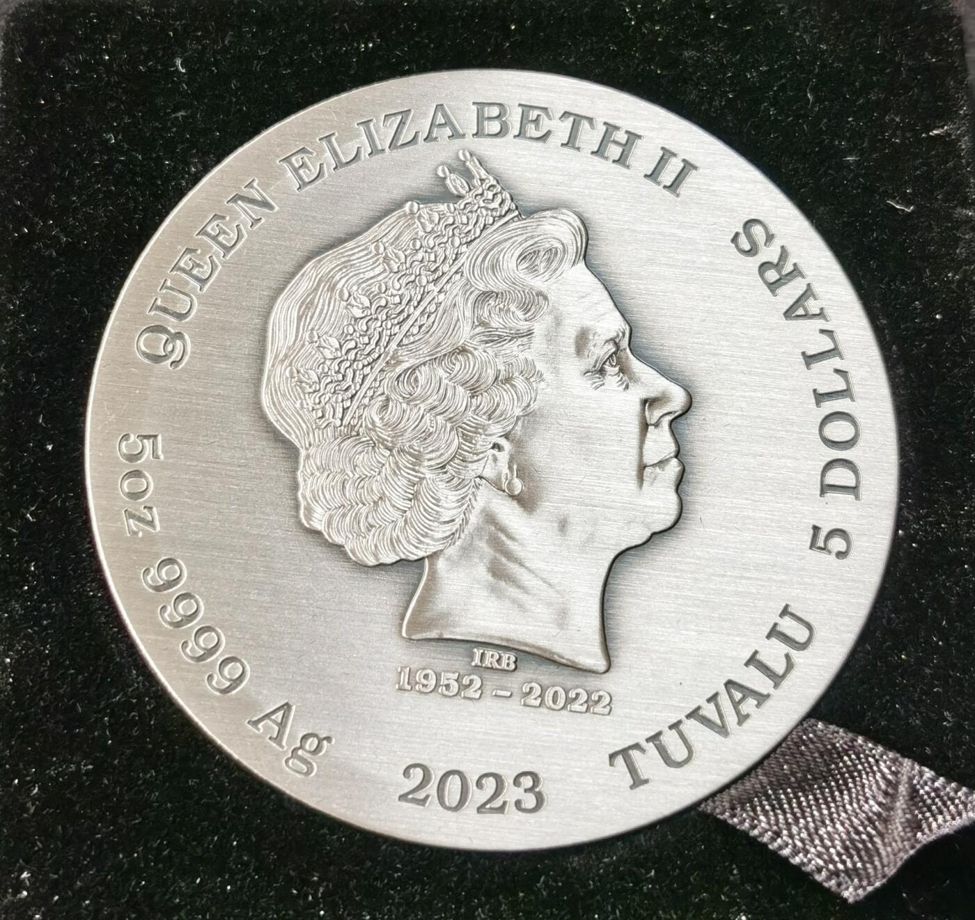 “福币呈祥”新年甄品场（直播拍卖）甄臻铺-世界币章拍卖（第50期），送拍享返佣金等优惠多多 图瓦卢2023年十二星座高浮雕5盎司银币，9999银，全新带原盒证书。珀斯局出品女王头像最后1年，全球发行488枚。中央图案代表着太阳和月亮。波浪光芒将币面分为12个星座区域，每个星座都伴随着其名称和象形文字的铭文。女王纪念正面，采用伊恩·兰克-布罗德利的肖像，附有女王在位的日期。