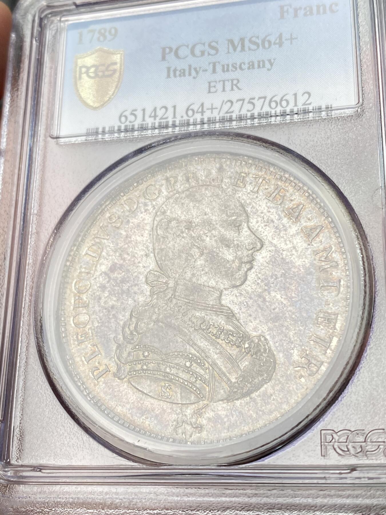 万国钱币拍卖第061期（马年首拍） PCGS MS64+ 1789年意大利托斯卡纳大公国利奥波德弗朗切斯科大银 正面为日后的神圣罗马帝国皇帝利奥波德二世身穿戎装佩戴金羊毛骑士团徽章 下方是一头灵动的独角兽 背面为繁复精美的奥地利托斯卡纳混合盾徽 极其原味的欧陆纸袋倒影包浆 丝绸转光地板 PCGS老评水晶盒唯一冠军分顶级收藏品质