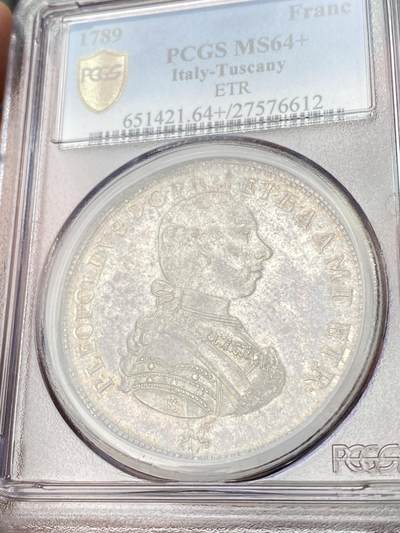 万国钱币拍卖第061期（马年首拍） PCGS MS64+ 1789年意大利托斯卡纳大公国利奥波德弗朗切斯科大银 正面为日后的神圣罗马帝国皇帝利奥波德二世身穿戎装佩戴金羊毛骑士团徽章 下方是一头灵动的独角兽 背面为繁复精美的奥地利托斯卡纳混合盾徽 极其原味的欧陆纸袋倒影包浆 丝绸转光地板 PCGS老评水晶盒唯一冠军分顶级收藏品质
