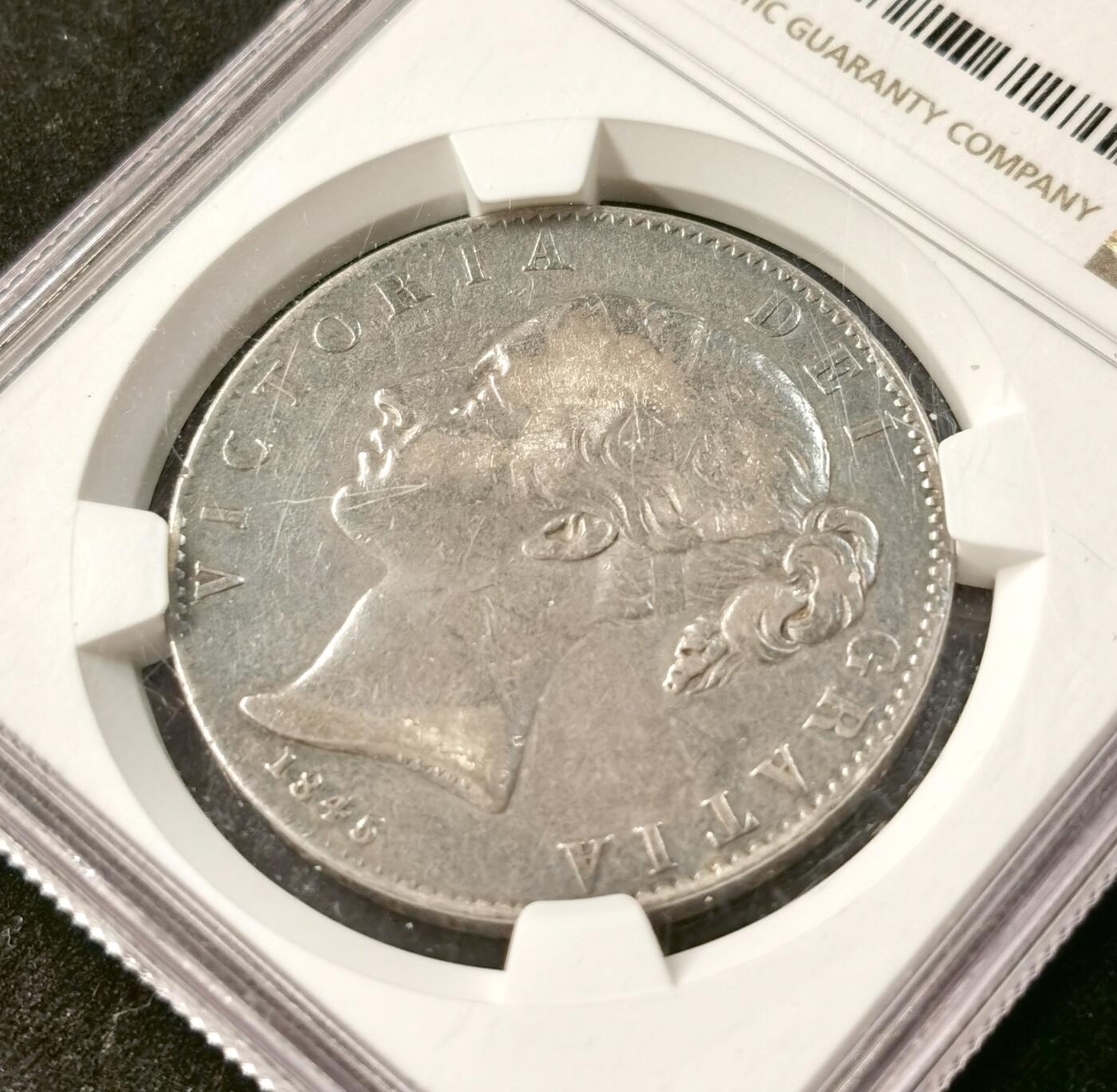 “福币呈祥”新年甄品场（直播拍卖）甄臻铺-世界币章拍卖（第50期），送拍享返佣金等优惠多多 NGC-VFD 英国1845小维克朗 状态还不错  包浆精美 ngc严评 可以再送一次