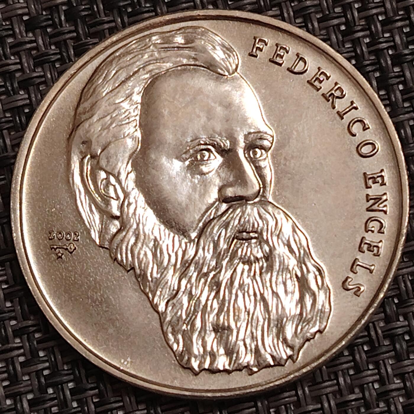 布加迪🐬～世界钱币(上海)🌾第 274 期 /  各国套币和散币 古巴🇨🇺 2002年 1比索 恩格斯头像