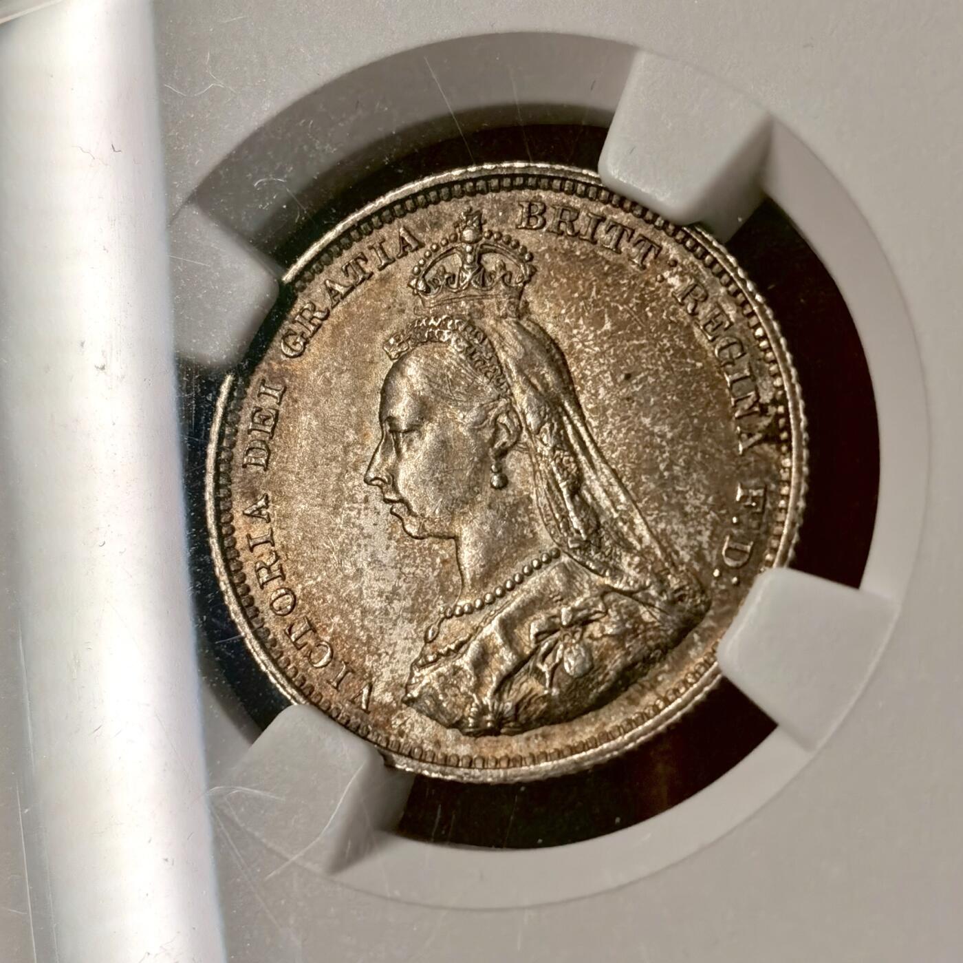 “福币呈祥”新年甄品场（直播拍卖）甄臻铺-世界币章拍卖（第50期），送拍享返佣金等优惠多多 NGC-MS65 英国 1887年 1S JUBILEE HEAD先令 银币 高冠维多利亚女王 双面淡彩金光充盈 深银包浆漂亮 难得高分