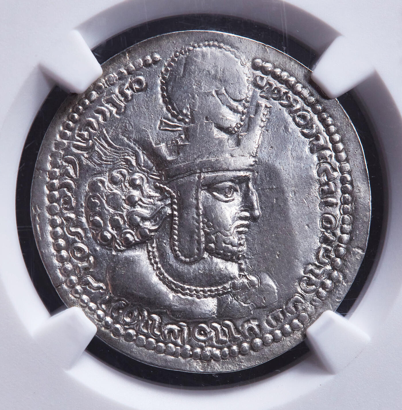 【俄甄集藏】马年新春第一拍 2026年(048)02-25星期三 晚 19:30 全场包邮 波斯萨珊王朝公元240-272年沙普尔一世1德拉克马银币，NGC Ch XF(Str 3/5, Sur 3/5)，泰西封第一造币厂发行，正面沙普尔一世城齿形王冠面右像，铭文为：崇拜玛兹达的君主沙普尔，伊朗众王之王，神之精神起源；背面琐罗亚斯德教火坛，两侧各有一名戴城齿形王冠、手持权杖的王室侍从，火坛左右为巴列维文“沙普尔之火”，托尼·诺扎旧藏，底光犹存