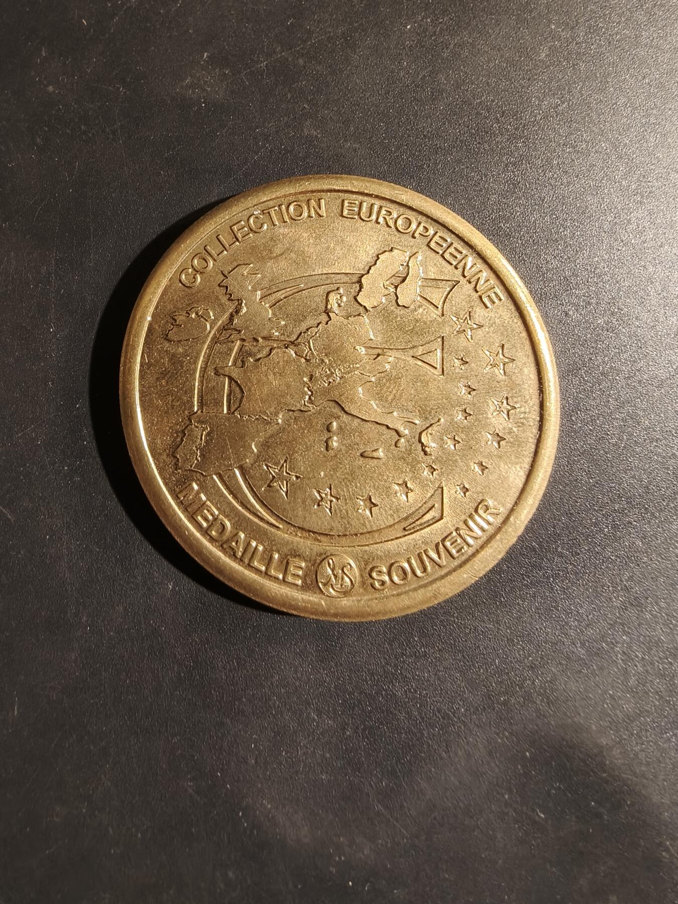 老王徽章第182期 法国卡尔卡松城堡纪念章    直径45mm   重量40g