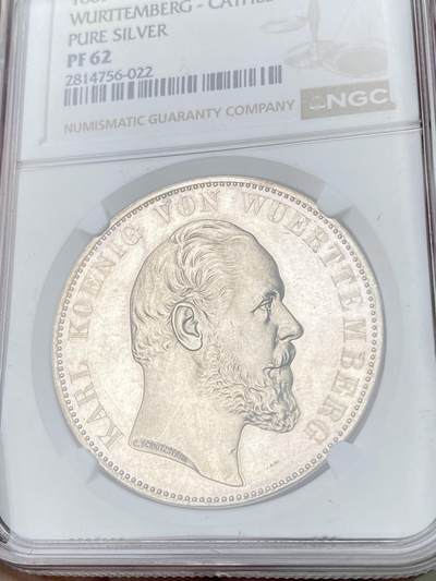 万国钱币拍卖第061期（马年首拍） NGC PR62 1869德国符腾堡乌尔姆教堂精制纯银2泰勒 999纯银版，仅制作了80枚作为王公贵族的礼物发放，由于纯银材质较软，保存极为不易。此枚浮雕感极强，满喷砂的教堂与镜面地板形成了强烈对比，一枚好品普通版本教堂已是有相当难度的存在，更不用说是仅仅1/80的1869纯银，真正的稀缺资源，顶级德邦2泰勒藏品。