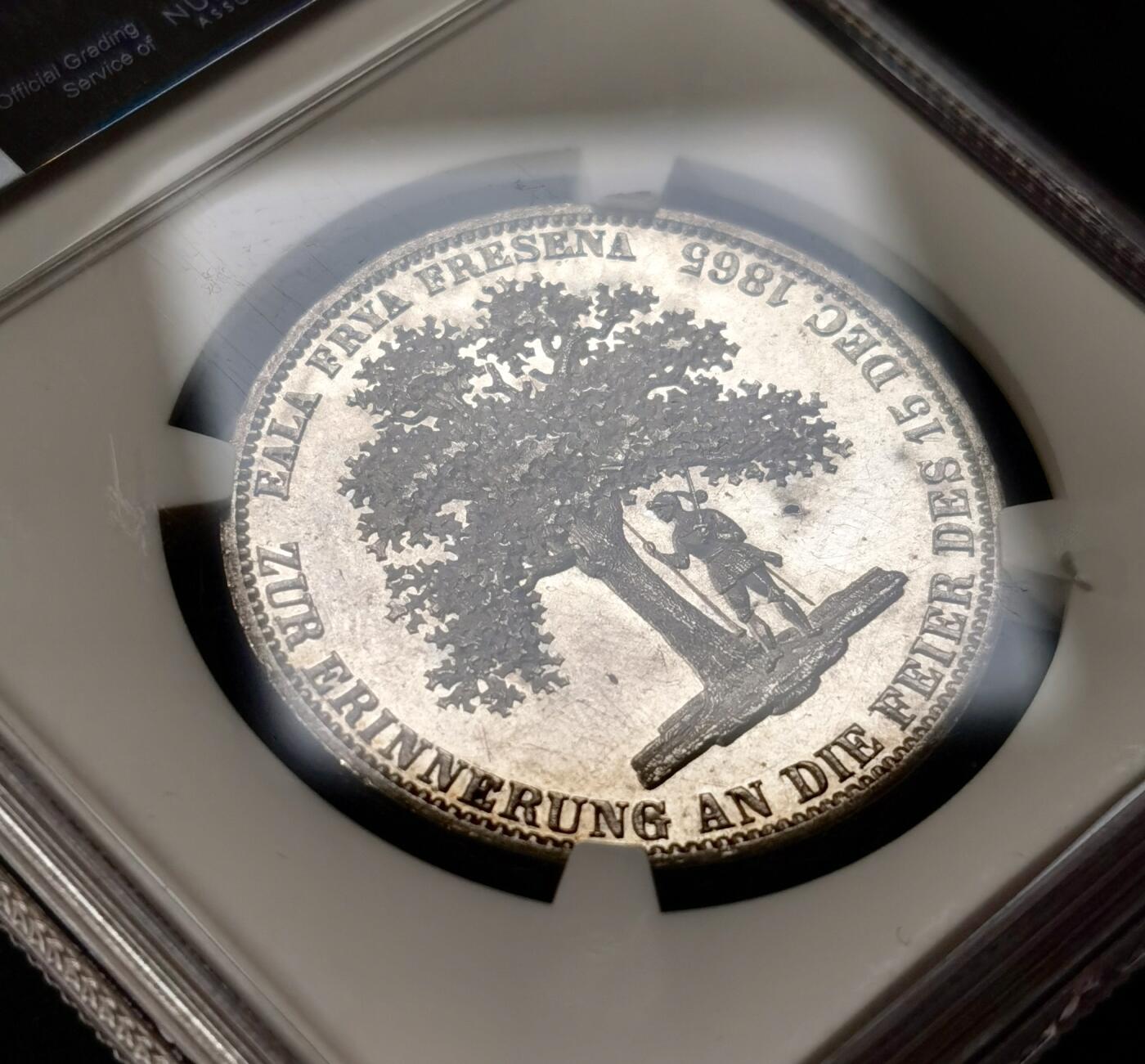 “福币呈祥”新年甄品场（直播拍卖）甄臻铺-世界币章拍卖（第50期），送拍享返佣金等优惠多多 NGC-MS61 1865年德意志汉诺威王朝弗里斯兰橡树泰勒，橡树叶一颗一颗如风中飘逸，人物盔甲几乎无磨损，细节饱满，个人认为严重低评，周围箴言“起来吧，自由的弗里斯兰人”，发行量才2000枚，卖一枚少一枚的存在，银价暴涨别错过。