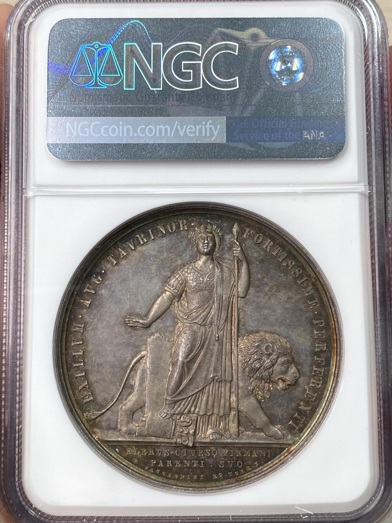 万国钱币拍卖第061期（马年首拍） NGC MS62 1863年梵蒂冈教皇国庇护九世纪念菲利波·德安杰利斯红衣主教在都灵的流放与被囚禁大 目录标注RR珍稀品种 背面拟人化的教皇国女神站在雄狮面前 完全不输“安娜与狮子”的顶级设计感 高浮雕极美孔雀蓝与晚霞彩渐变式七彩包浆 顶级收藏级品质 NGC标签错标为俾斯麦逝世