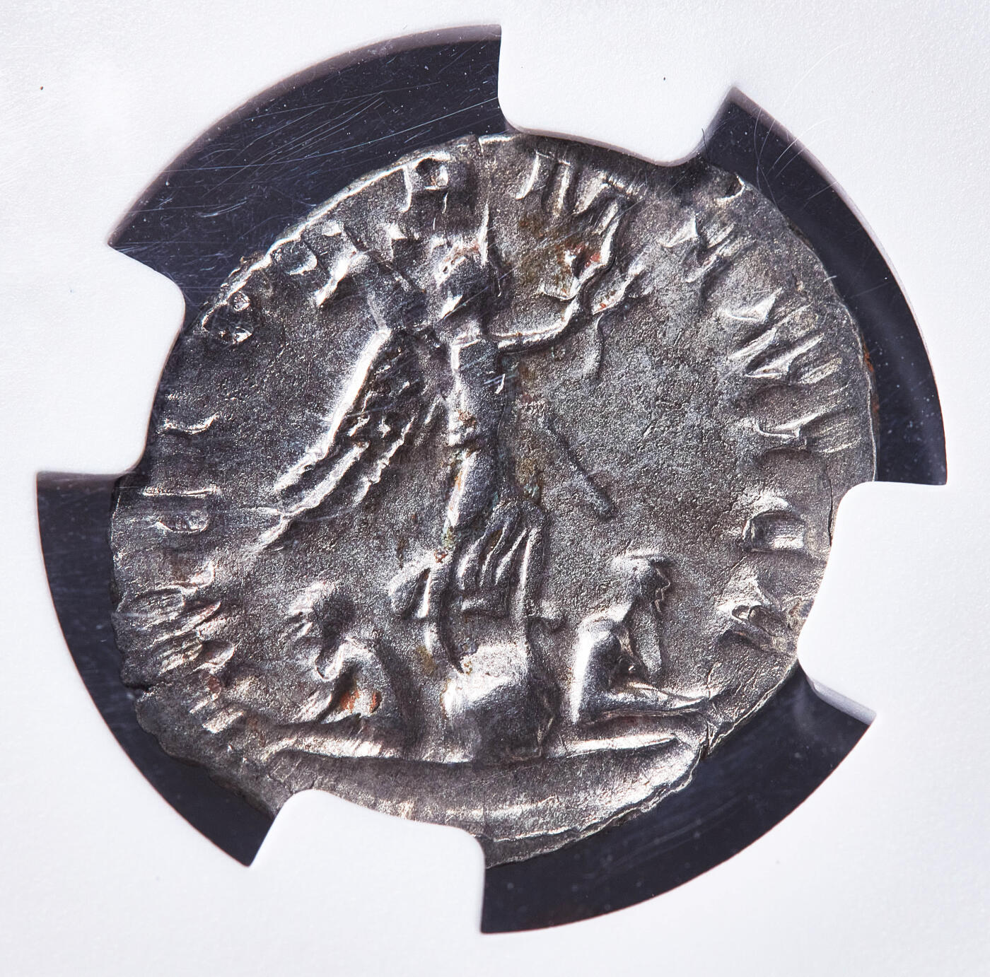 【俄甄集藏】马年新春第一拍 2026年(048)02-25星期三 晚 19:30 全场包邮 古罗马帝国公元255-258年加里恩怒斯日耳曼胜利纪念双狄纳里银币，NGC AU，早期版美品，特殊标签，卢格都诺姆造币厂打制，正面加里恩努斯芒冠面右像，币文“虔敬幸运的奥古斯都”；背面胜利女神站在球上向前伸出桂冠，两边各有一俘虏，币文“日耳曼尼亚的胜利”，直径：22mm