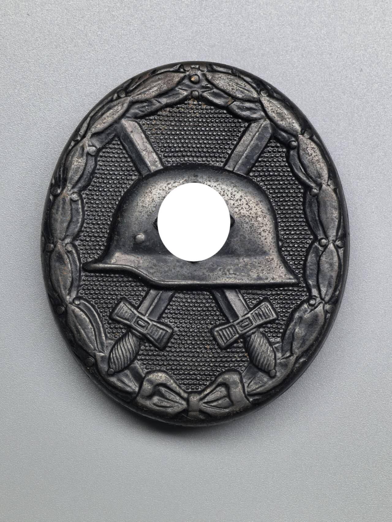 小驴勋章奖章收藏2月22日周日晚六点拍卖（珍爱和平，收藏战争，铭记历史，勿忘国耻，忠党爱国。有偿代拍，送拍规则在简介最后，参拍须阅读规则后再参拍，关系到运费包装发货时效真假辨别等关键信息，拍卖时不再发原图，看大图店主微信码在拍卖店铺介绍里） 黑色战伤奖章，铁质黑漆，背打100厂标