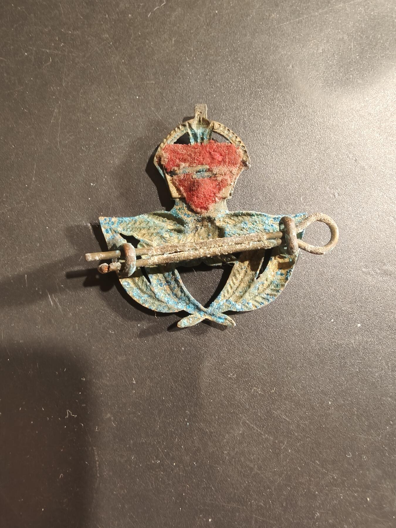 老王徽章第182期 英国皇家空军士官大檐帽帽徽   二战时期