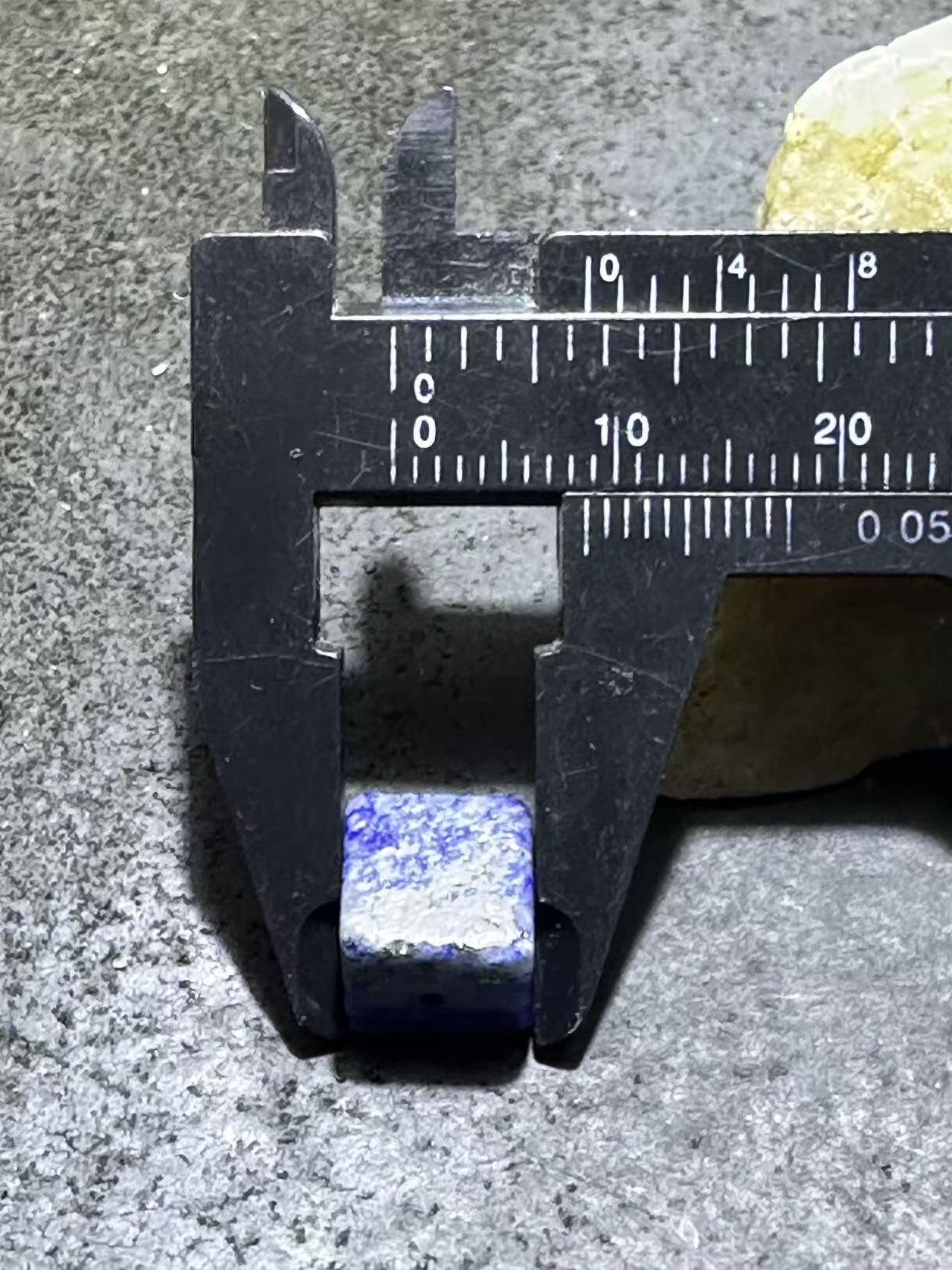 精美阿富汗老矿青金石通货六面方形随形珠一颗，