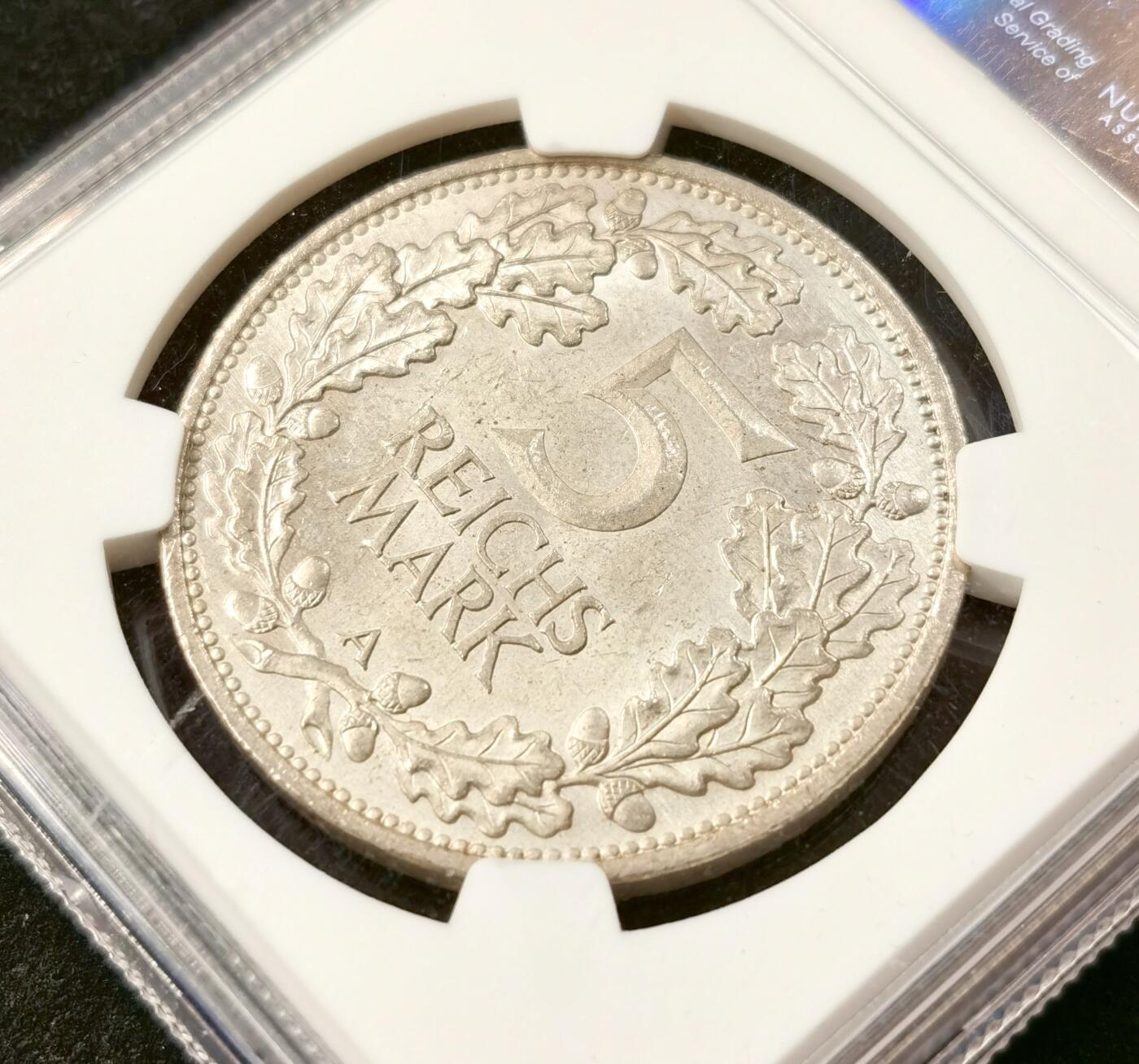 “福币呈祥”新年甄品场（直播拍卖）甄臻铺-世界币章拍卖（第50期），送拍享返佣金等优惠多多 NGC-UNC 1925年德意志魏玛千年莱茵5马克银币，车轮转光非常明显，个人送评严评，锁子甲细节颗颗饱满，突出的靴子尖细节凌厉无磨损。