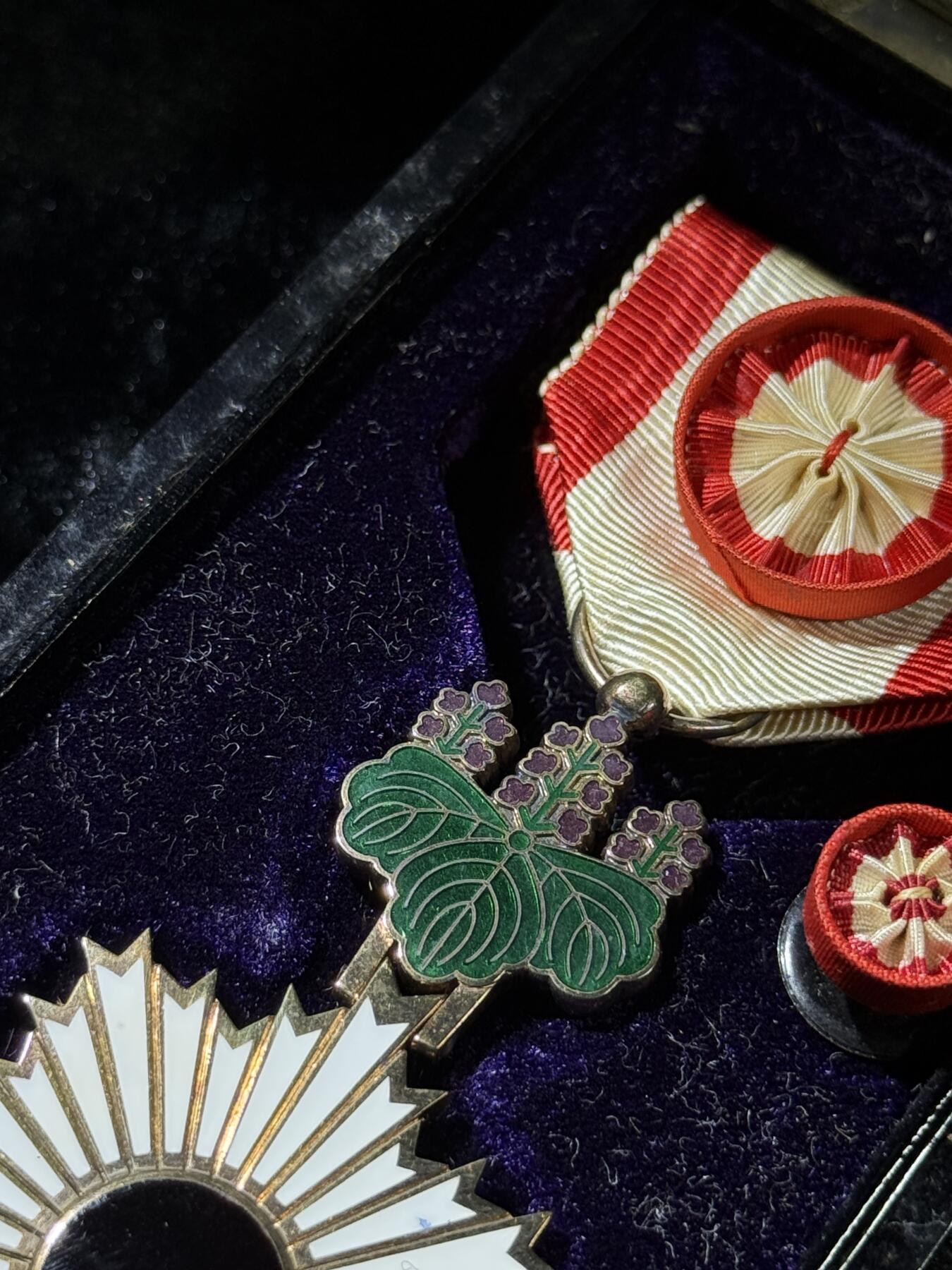 欢庆春节！戎马世界章牌大赏第111期春节大拍 勋四等旭日章，金字盒