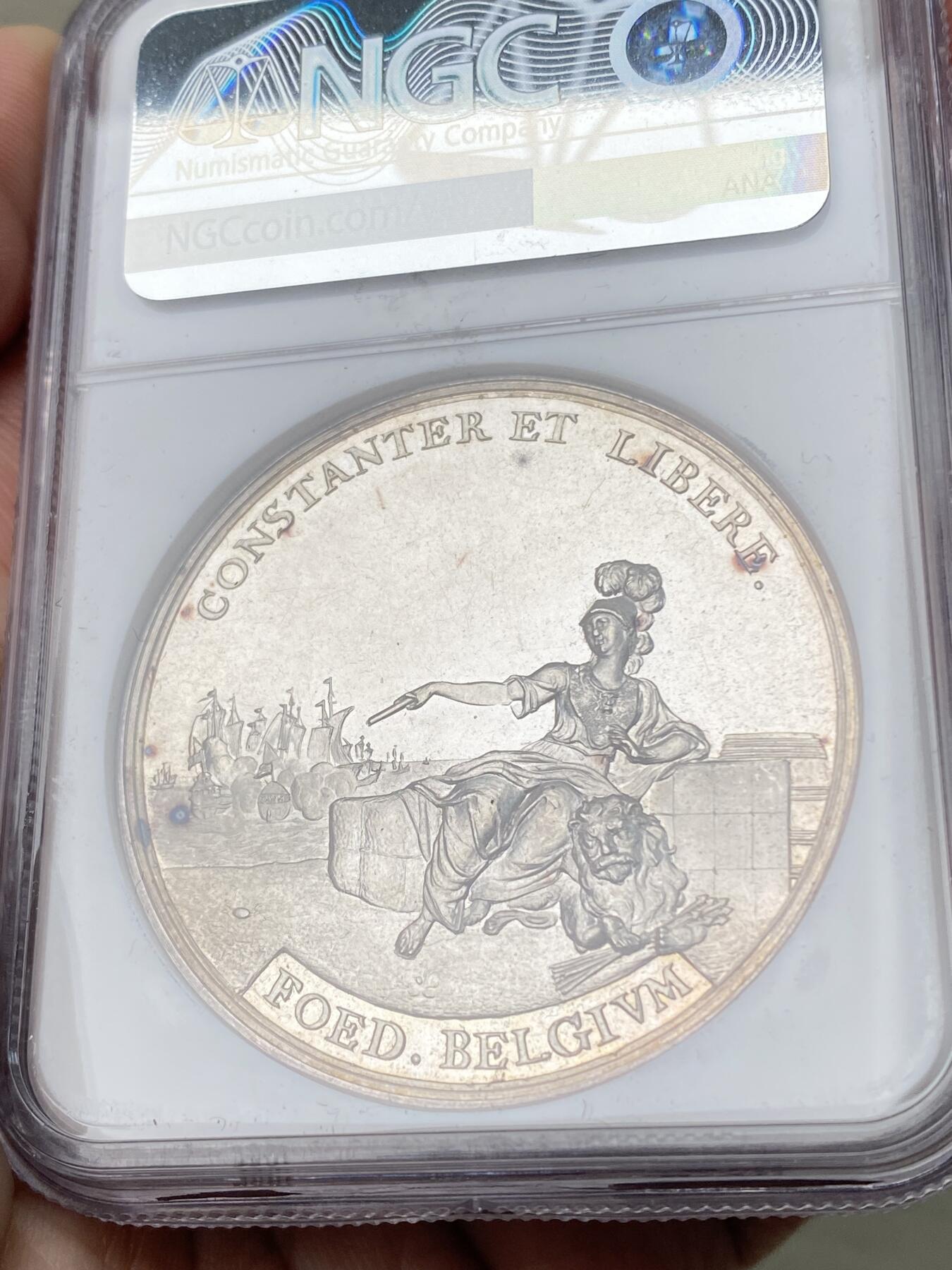 万国钱币拍卖第061期（马年首拍） NGC MS63 1763年尼德兰联省共和国巴黎合约纪念银章 44M 正面战神MARS收起利剑坐在战利品上 背面荷兰女神指向荷兰战舰标注坚定者和自由者 巴黎和约是1763年英、法、西班牙等国为结束七年战争而签订的和平条约 标志着欧洲列强在北美、印度等地殖民争霸的阶段性终结 顶级精铸镜面高浮雕喷砂收藏级品质 麦稀奇首拍超罕见品种